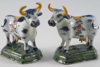 Een Paar Blauw - Witte Staande Koeien in Delfts Aardewerk