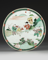 A CHINESE FAMILLE-VERTE CIRCULAR PLAQUE, KANGXI PERIOD (1662-1722)