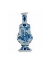 Een Blauw - Witte Achtzijdige Vaas in Delfts Aardewerk