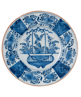 Een Blauw-witte Delfts Schotel met een Decor van een Hengselmand