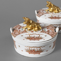 A pair of Dutch Delft doré round butter tubs with cover with a gilded lying cow