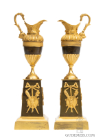 Een paar Franse Restoration bronzen sierkannen/kandelaars, circa 1825.