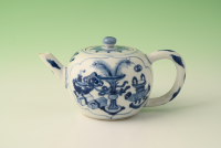 A KangXi blue and white porcelain teapot c.1700.
