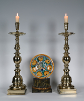 Een zeldzaam paar grote geelkoperen kandelaars met vierkante voet.