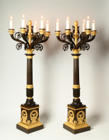 Een stel grote Empire kandelaars