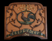 Een Nederlands bovenlicht uit de zeepfabriek ‘De Gekroonde Haan’ te Leiden