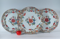 Drie fraaie Chinees porseleinen Famille Rose schotels