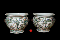 Een indrukwekkend paar zeer grote vissenkommen/cachepots in Kangxi-stijl.