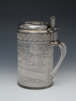 Een geëmailleerd glazen pul met zilveren deksel