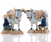 Een Paar Koeien met Melkers in Polychroom Delfts Aardewerk