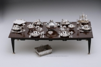 Een miniatuur tafel gedekt voor 6 personen met antiek miniatuur zilver 