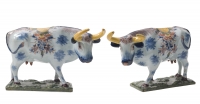 Paar Polychrome Staande Koeien in Delfts Aardewerk