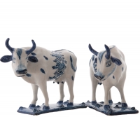 Een Paar Blauw - Witte Staande Koeien in Delfts Aardewerk