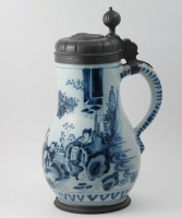 Een  Blauw en Wit Drinkkan met Tinnen Deksel in Delfts Aardewerk