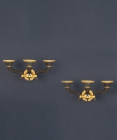 Een Paar Drielichts Charles X Wandappliques in Vuurverguld en Gepatineerd Brons