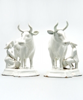 Een Paar Koeien met Melkers in Wit Delfts Aardewerk