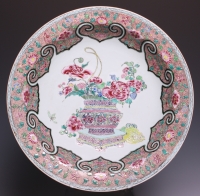 Nice Chinese Famille rose charger, early Qianlong (1736-1795), ca. 1740.