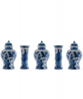 Een Blauw en Wit Vijfdelig Kaststel in Delfts Aardewerk