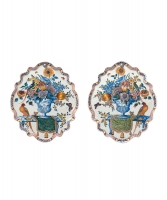 Een Paar Polychrome Ovale Gespiegelde Plaquettes in Delfts Aardewerk