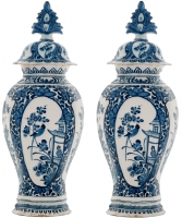 Een Paar Blauw - Witte Dekselvazen in Delfts Aardewerk