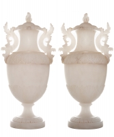 Louis XIX Paar Grote Italiaanse Urnen met Deksel in Albast