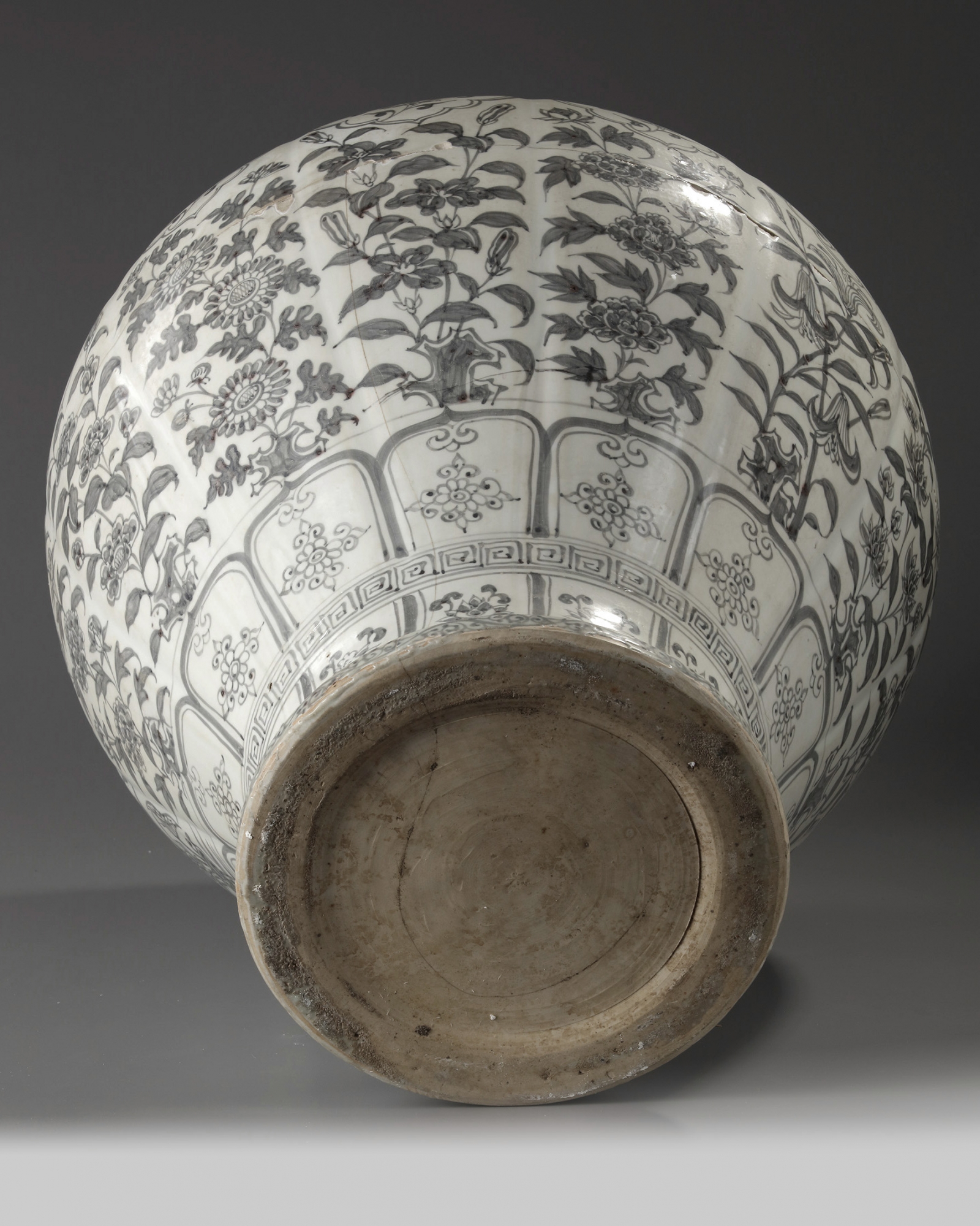 A large Chinese Mingstyle 'floral' jar, shiliuzun OAA