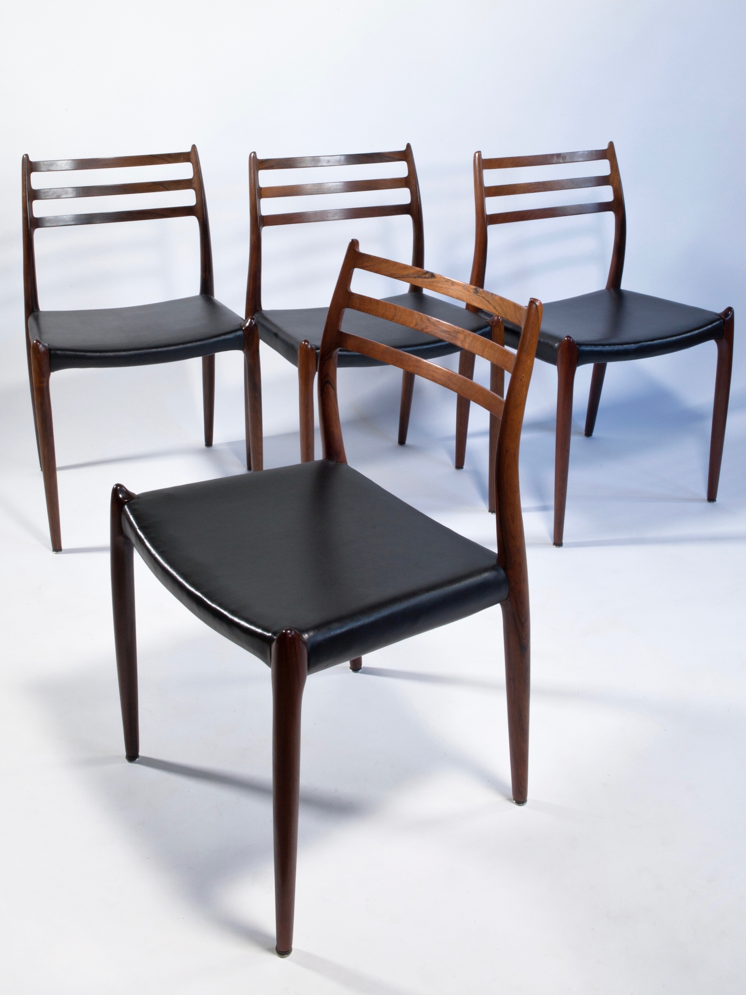 Niels Otto Møller, Vier palissander stoelen, uitgevoerd door J.L. Møllers Møbelfabrik, jaren '60 - Niels Møller | Kunstconsult