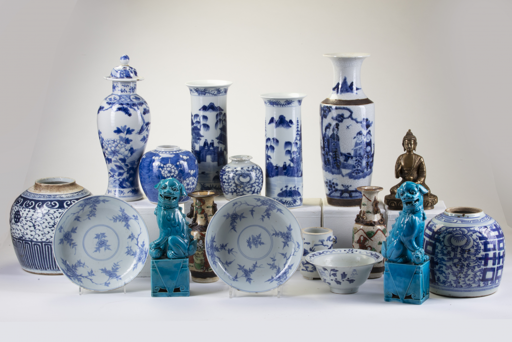 A LARGE GROUP OF VARIOUS CHINESE PORCELAIN WARES AND A BRONZE FIGURE OAA