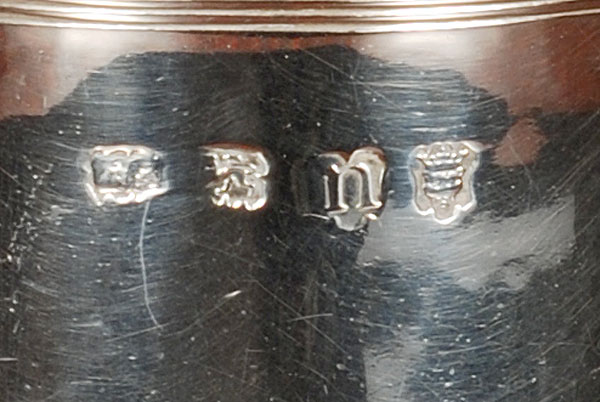Voorstad profiel hop Een zware Engelse zilveren bierpul met deksel, mid 18de eeuw. | ArtListings