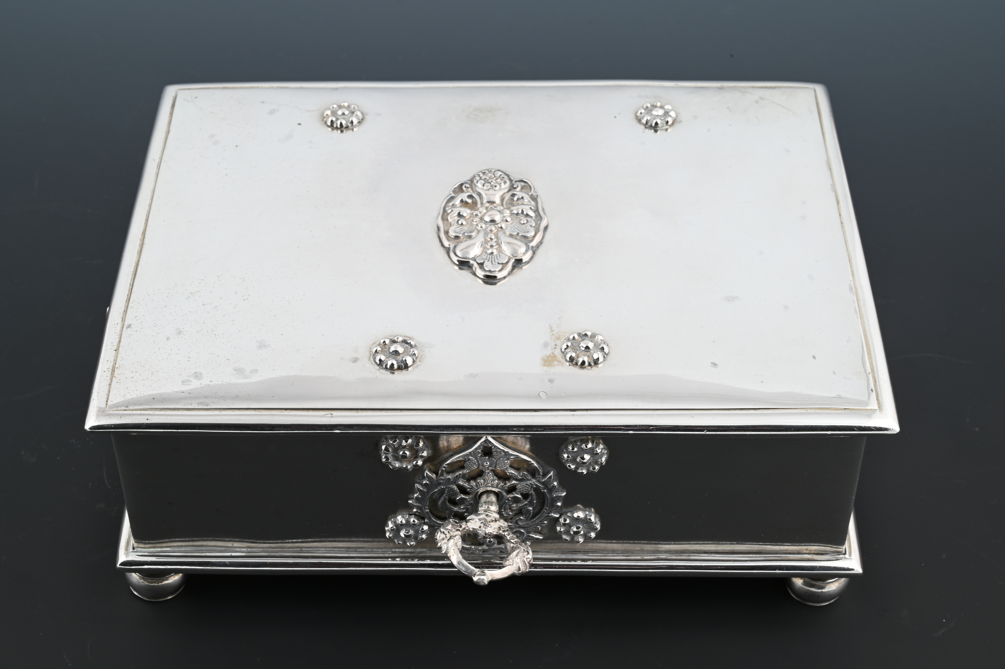 Gedwongen voor het geval dat lotus Koloniaal zilveren sirih kistje | ArtListings