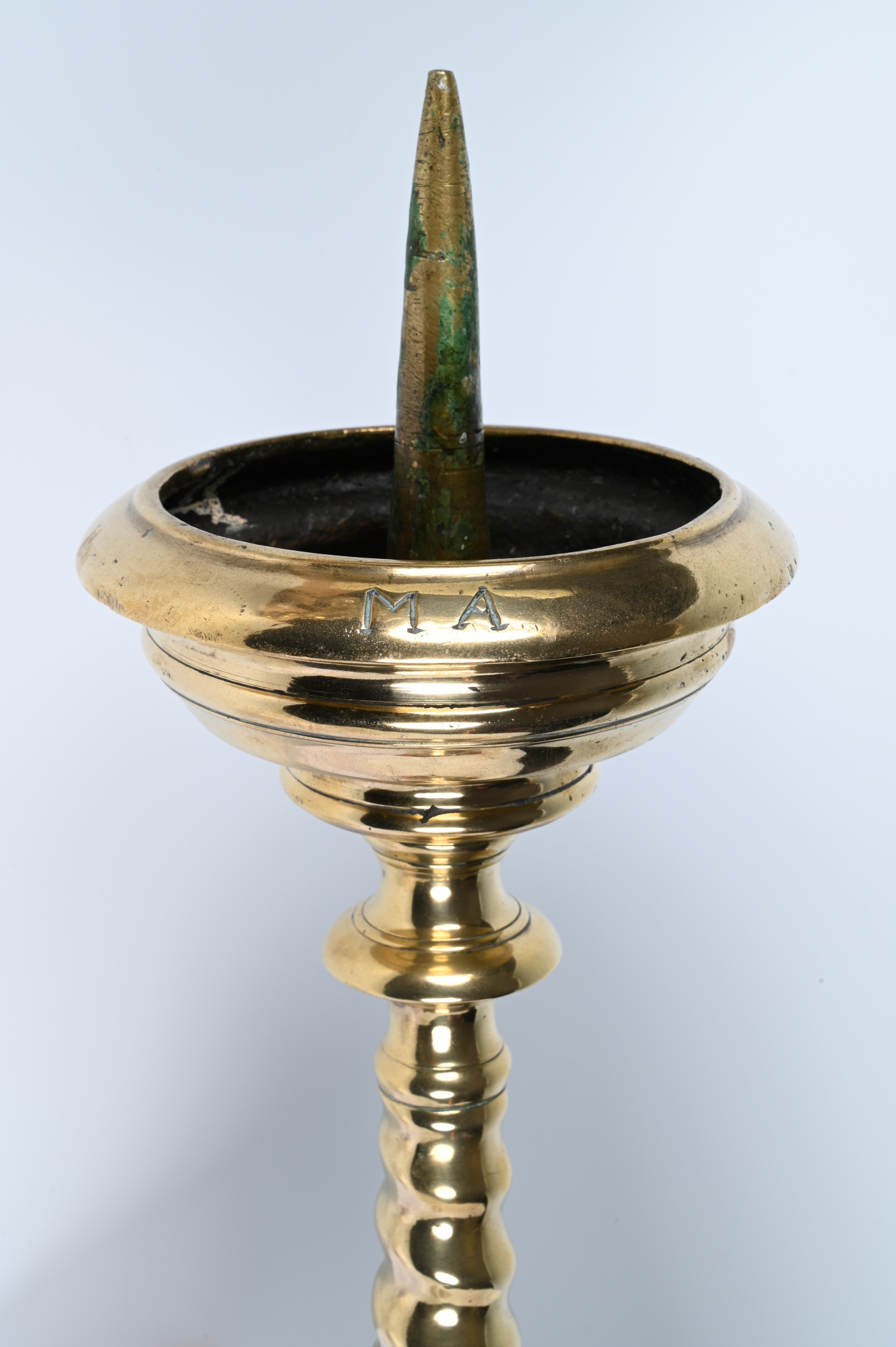 Lot - A collection of brass pricket candlesticks and an alms dish, 16th -  17thC, H 48,5 - 62,5 - ø 45,5 cm