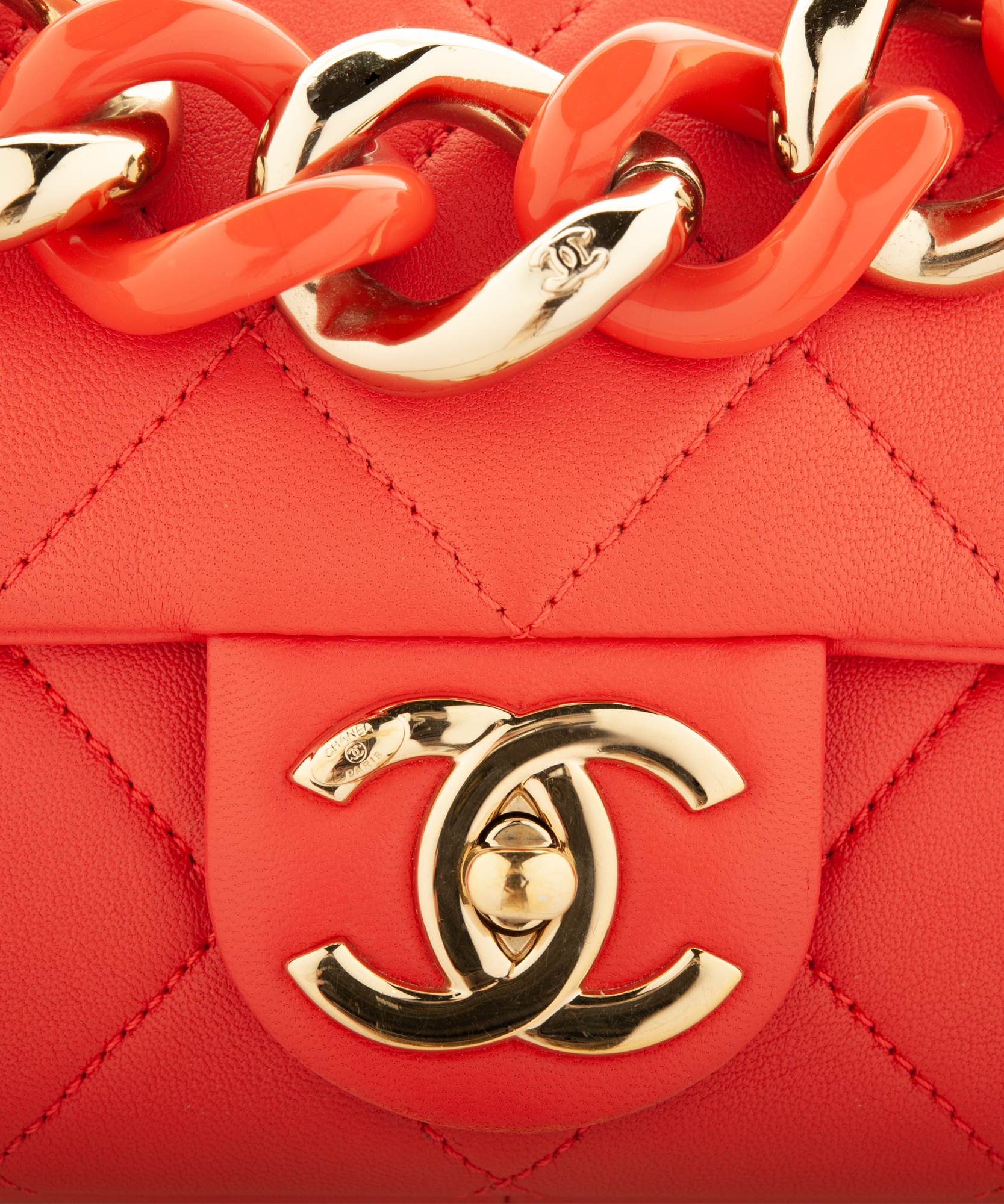 Creed Kæledyr brysomme Chanel Red Flap Bag With Large Bi-Color Chain - Cruise Collection 2019 -  Chanel | ArtListings
