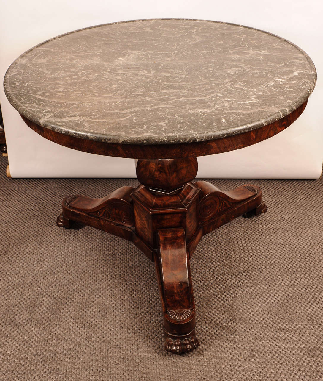 Een ronde franse charles x mahonie tafel met grijs marmeren blad ... Tafel marmer blad