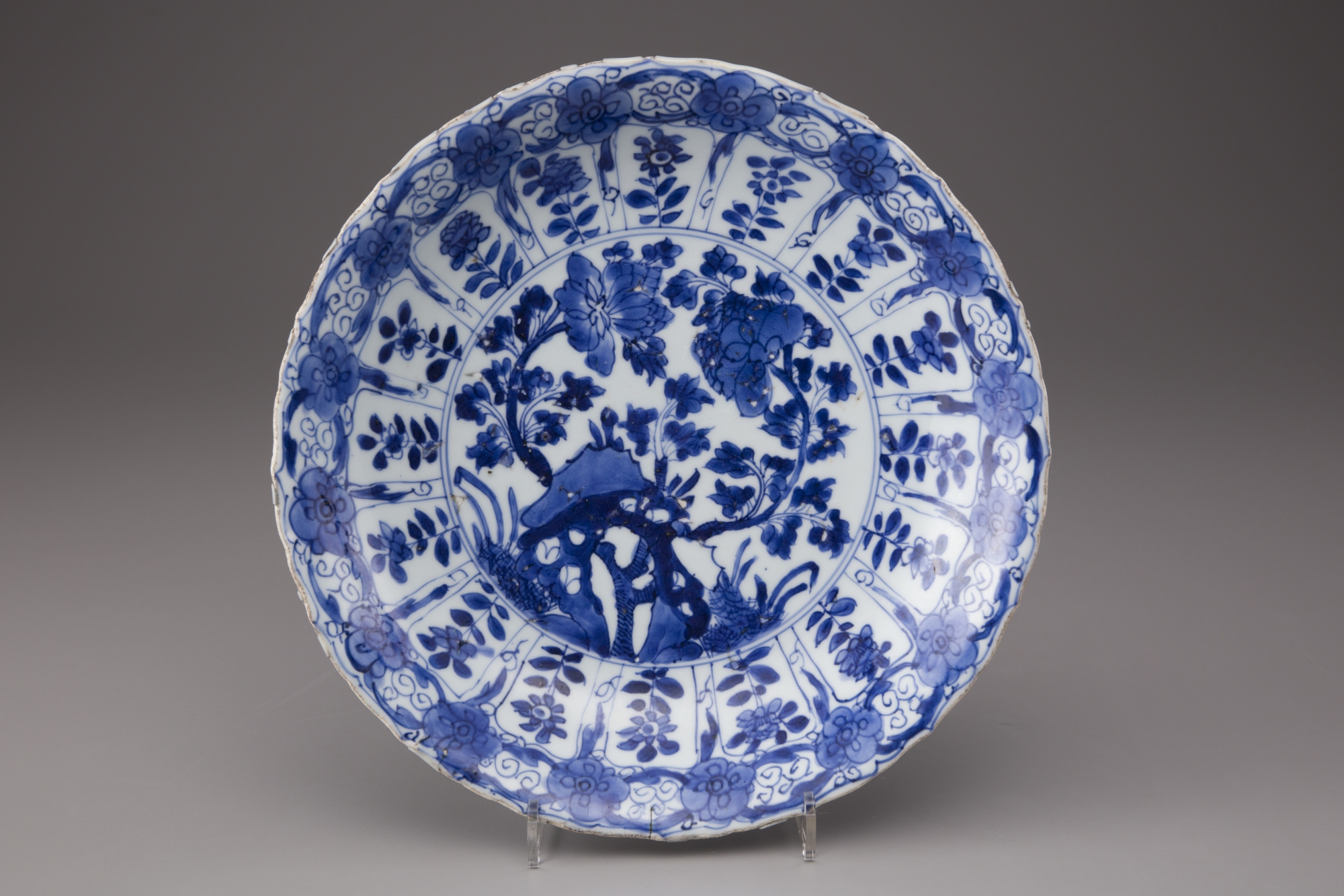 A blue and white porcelain plate with floral decorations | OAA