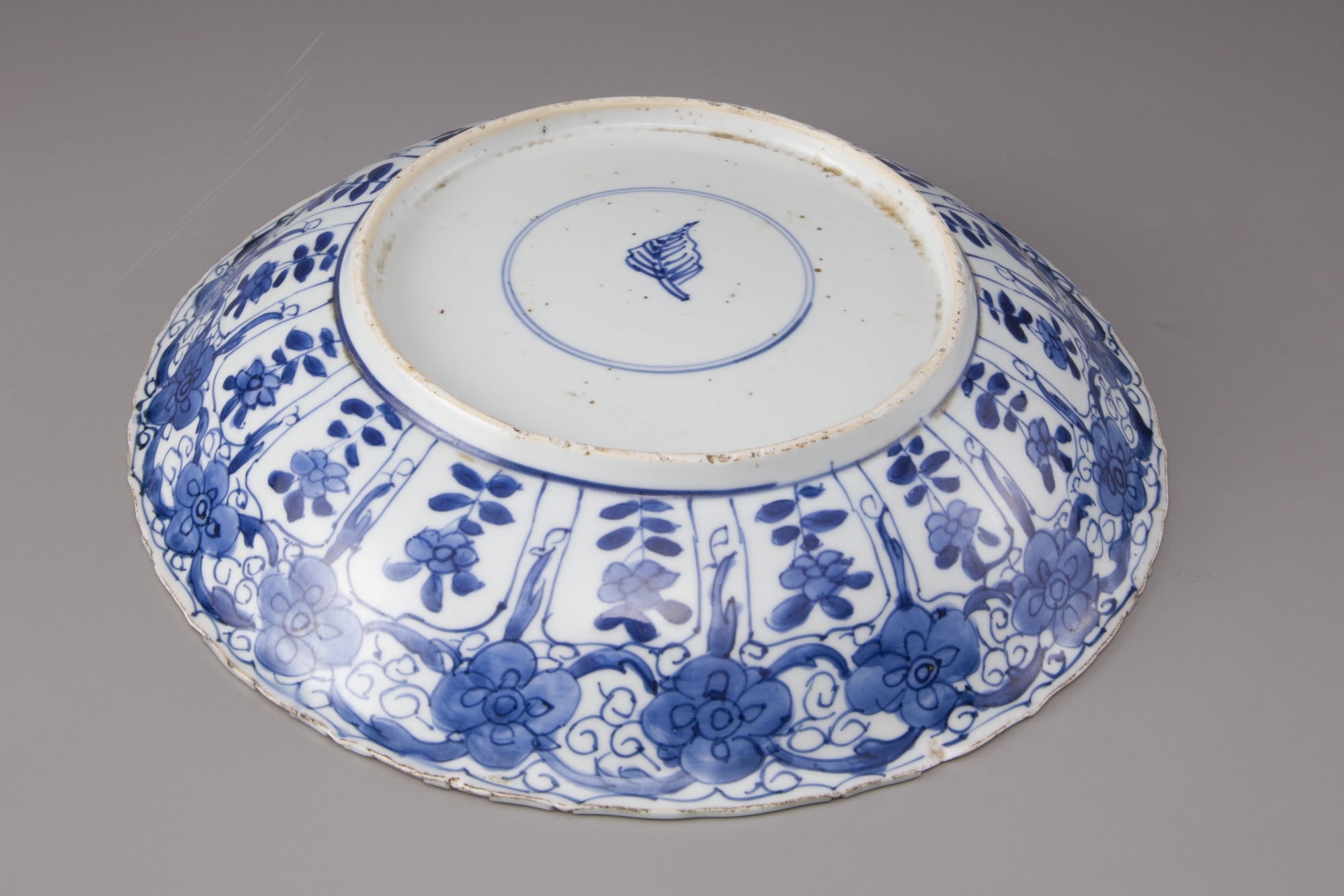 A blue and white porcelain plate with floral decorations OAA