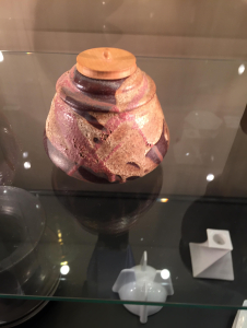 Sonja Landweer, keramische pot met gebatikt decor en houten gedraaide deksel, i.s.m. Maria van Kesteren, 1981 - Sonja Landweer