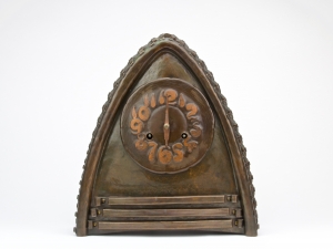 Amsterdamse School klok, gehamerd messing, ca. jaren '20