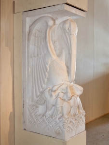 Hendrik van den Eijnde, Gipsen sculptuur van pelikaan met jongen, 1932 - Hendrik van den Eijnde