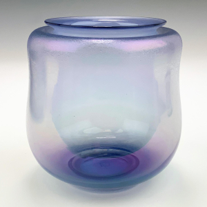AD Copier (1901-1999) Leerdam glazen vaas, ca. 1930, Nederland Een zeldzame lavendelkleurige vaas met een subtiele glans 'tin-craquelé' (iriserende) afwerking. - Andries Dirk (A.D.) Copier