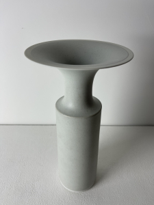 Geert Lap, light grey porcelain vase with trumpet shape neck and white unglazed rim, 1980 - Geert Lap