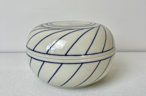Leen Quist (1942-2014), around 1990, a porcelain lidded pot, with a blue-coloured linear pattern on a white ground. - Leen Quist