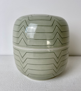 Leen Quist (1942-2014), around 1985, Netherlands.  A porcelain lidded pot, with a dark green pattern in relief on olive coloured ground. - Leen Quist