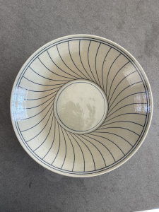 Leen Quist, earthenware dish, with geometrical pattern in blue - Leen Quist