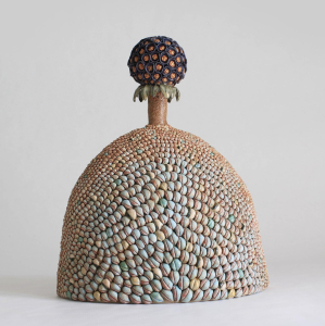 Kaori Kurihara, keramisch sculptuur, 'Au-delà de l’arabica'. - Kaori Kurihara