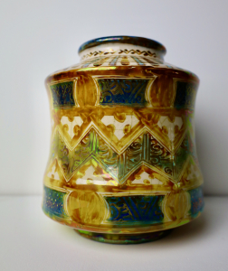 Porceleyne Fles, omstreeks 1910, albarello shape, New Delft Luster, by Leon Senf. - Aardewerkfabriek De Porceleyne Fles