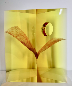 Andrej Jakab, driehoekig, helder kristal, geslepen object met de titel 'Nautilus' - Andrej Jakab