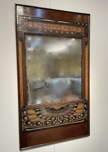 Theo Molkenboer (1871-1920), mirror with carved wooden frame, decorated with abstracted peacock motifs - Theo Molkenboer