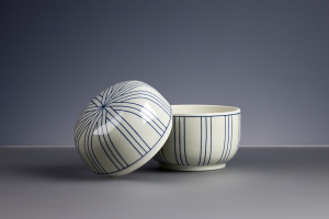 Leen Quist, 'Bolle Doos', lidded jar with blue linear decoration 1993 - Leen Quist
