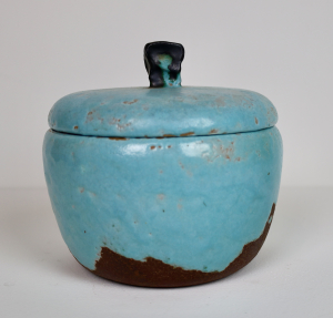 Pieter Groeneveldt, turquoise glazed ceramic lidded jar, unique piece. With bronzeglazed, stylized elephant as knob. Ca. 1950 - Pieter Groeneveldt