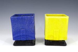 A.D. Copier voor Leerdam, 2 rechthoekige persglazen, graniver cactuspotten, geel en blauw met zwarte graniver onderschotel - Andries Dirk (A.D.) Copier